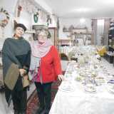 Quando entriamo nella villa troviamo Vitina (sulla destra) in compagnia di Marilina Pagliara, membro della Pro Loco di Casamassima che patrocina l�esposizione 